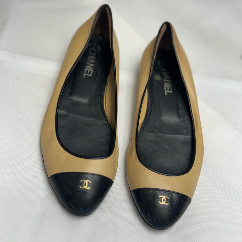 CHANEL Two-Tone Tan and Black Cap-Toe Ballet Flats